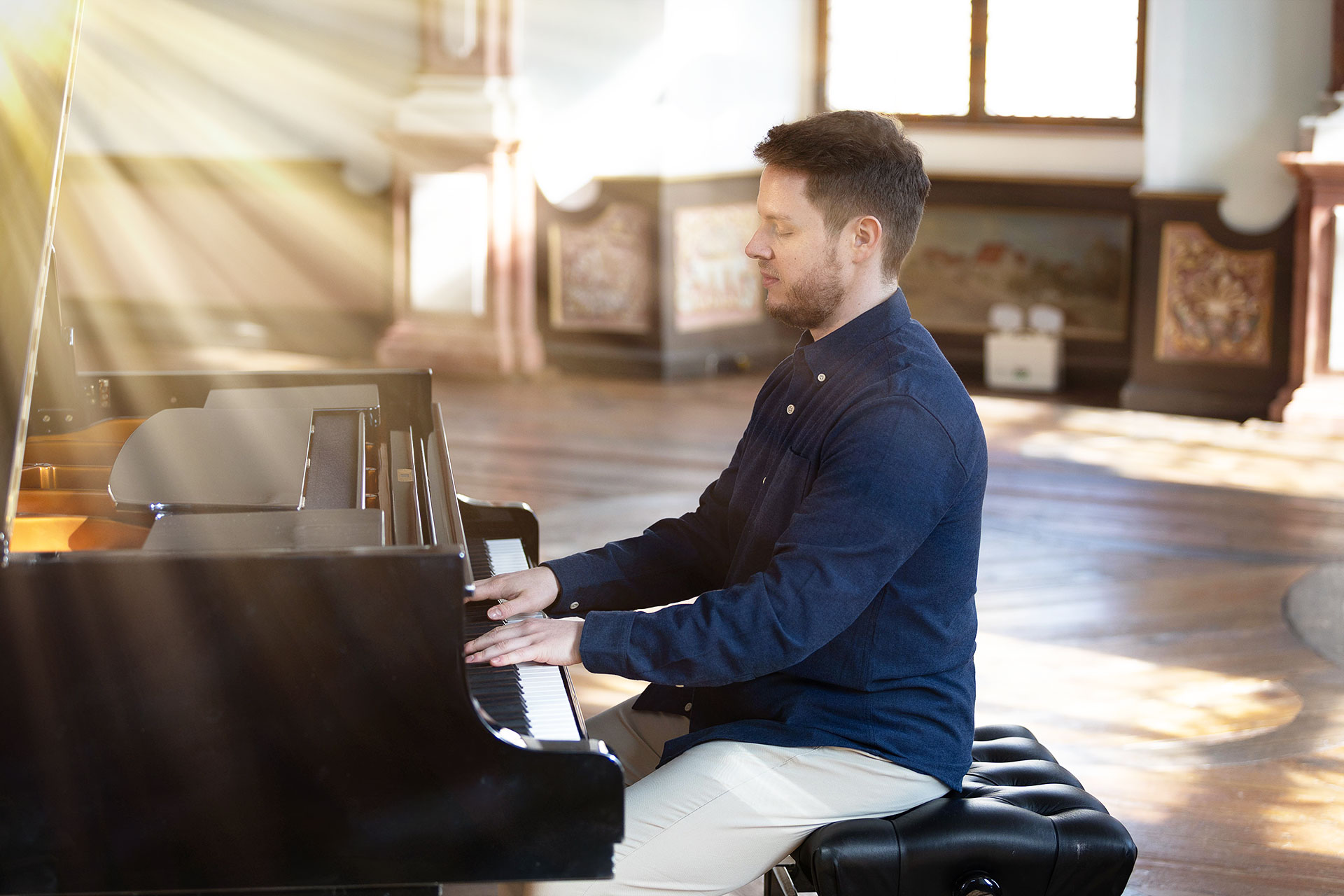 Künstler spielt intuitiv persönliche Seelenmelodie am Klavier